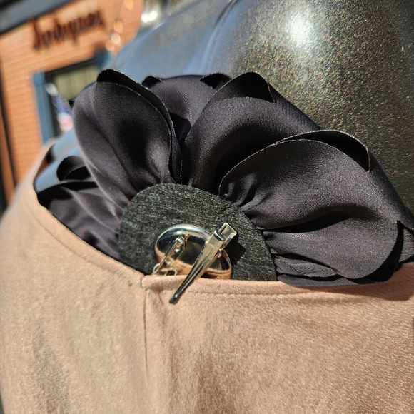 Bold Black Flower Brooch Pin Clip - Picture 8 of 16